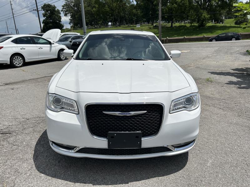 2018 Chrysler 300 C photo 2