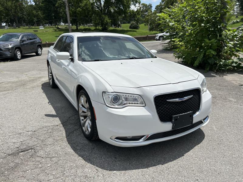 2018 Chrysler 300 C photo 3