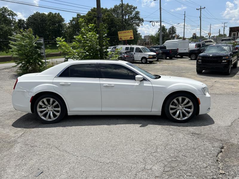 2018 Chrysler 300 C photo 4