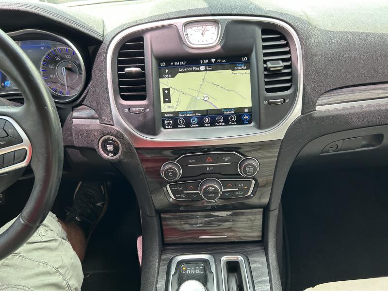 2018 Chrysler 300 C photo 9