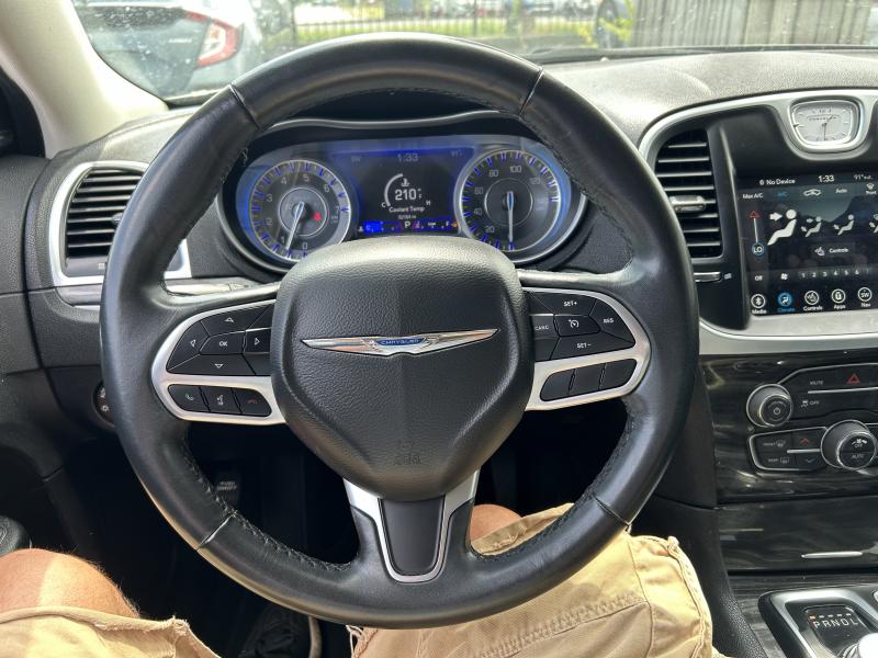 2022 Chrysler 300 Touring L photo 8