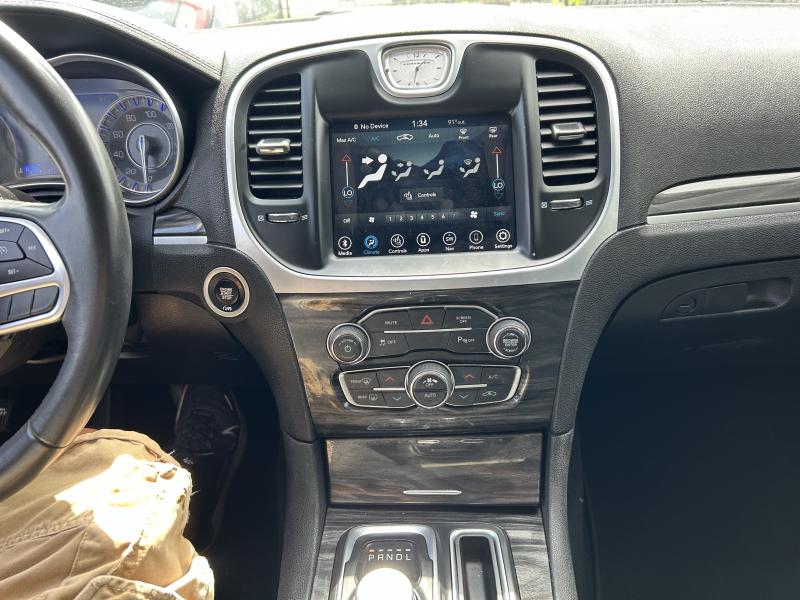 2022 Chrysler 300 Touring L photo 9